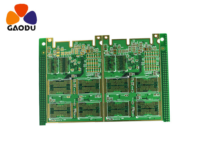 在電路板中，信號(hào)輸入插件在 PCB 最左邊沿，MCU 在靠右邊，